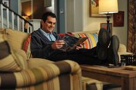 Modern Family – Phil (Ty Burrell) ist voller Vorfreude: Sein Geburtstag steht vor der Tür und am selben Tag kommt das von ihm heiß ersehnte iPad in die Läden. Klar, dass er keinen größeren Wunsch hat, als das neue Tablet in den Händen halten zu dürfen...