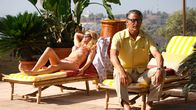 Archie - Die Cary Grant Story – Dyan Cannon (Laura Aikman) und Cary Grant (Jason Isaacs)