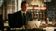 Suits – Harvey (Gabriel Macht) muss mit der Staatsanwältin verhandeln, die einen Prozess gegen ihn wegen seiner Verwicklung in Mikes Betrug eingeleitet hat. Sein Ruf und seine berufliche Existenz stehen auf dem Spiel.