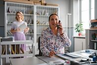 Die Rosenheim-Cops – Während Christin Lange (Sarah Thonig, l.) das Telefonat belauscht, versucht sich Frau Grasegger (Ursula Maria Burkhart, r.) diskret bei Frau Stockl nach dem teuren Whisky von Herrn Achtziger zu erkundigen.