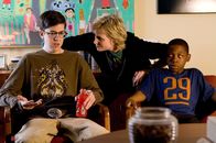 Vorbilder?! – Nachdem es bei einem Campingausflug zu unerfreulichen Zwischenfällen gekommen ist, nimmt die Direktorin der Einrichtung "Sturdy Wings", Gayle Sweeny (Jane Lynch, M.), die beiden Jungen Augie (Christopher Mintz-Plasse, l.) und Ronnie (Bobb'e J. Thompson, r.) in die Mangel ...