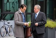 Der Staatsanwalt – Bernd Reuther (Rainer Hunold, r.) überbringt Simon Mittner (Sebastian Winkler, l.) eine schriftliche Ladung zum Amtsarzt.