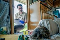 SOKO Linz – Auf einem Camper-Stellplatz wird Katharina Hofmeister (Valentina Inzko Fink, r.), die als Hauslehrerin in Linz gearbeitet hat, erstochen aufgefunden. Stößt Gerichtsmediziner Richie (Alexander Pschill, l.) bereits am Tatort auf konkrete Tathinweise?