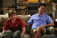 Two and a Half Men – Charlie (Charlie Sheen, r.) versucht Jake (Angus T. Jones, l.), der Angst hat auf eine Party zu gehen, da ihn dort ein Mädchen ihn vernaschen will, Rat und Selbstvertrauen zu geben. Doch ist das eine gute Idee?