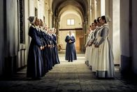 Charité – Diakonissenoberin Martha (Ramona Kunze-Libnow, M.) beim morgendlichen Apell mit den Schwestern und Wärterinnen.