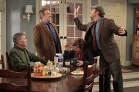 Last Man Standing – Es dauert nicht lange und die beiden Dickköpfe Mike (Tim Allen, 2.v.l.) und Jim (Mike Rowe, r.) liegen sich schon wieder in den Haaren, sehr zum Leidwesen von ihrem Vater Bud (Robert Forster, l.) und Vanessa (Nancy Travis, 2.v.r.) ...