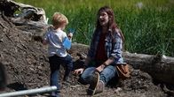 Alaskan Bush People – Die Browns helfen einigen Einwohnern Alaskas bei der Errichtung einer Windkraftanlage auf ihrem Grundstück.