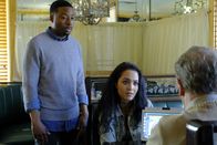 MacGyver – Während MacGyver und Jack versuchen, der Terrorgruppe Omnus das Handwerk zu legen, untersuchen Bozer (Justin Hires, l.) und Riley (Tristin Mays, r.) den ungeklärten Mordfall an einer Frau. Können sie den Täter ausfindig machen?