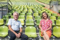 Kreuzer trifft ... – In der Auftaktfolge der neuen Staffel trifft Marianne Kreuzer die Torwartlegende Sepp Maier. Der heute 76-Jährige gewann in seiner Fußball-Karriere alles, was es zu gewinnen gibt, wurde Weltmeister und Europameister. Als ersten Lieblingsort hat der leidenschaftliche Golfer seinen Heimat-Golfclub in Ebersberg gewählt. Dort verrät er zum Beispiel, warum er jahrelang einen Fußball mit ins Bett genommen hat. Weitere Stationen sind das Olympiastadion und das Valentin-Karlstadt-Musäum in München. Seine Fähigkeit, Karl Valentin zu parodieren, ist legendär. Weiteres Bildmaterial finden Sie unter www.br-foto.de.
