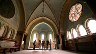 Lost Places – Lost Places – das sind verlassene und verfallene Ort, an denen die Zeit stillzustehen scheint. Meist sind sie verborgen hinter hohen Zäunen und verbarrikadiert. Der Film erkundet ihre Geheimnisse und unbekannte Geschichten. Er führt uns zu drei der spektakulärsten und geheimnisvollsten Klinikruinen in Berlin und Brandenburg. - Die alte Heilstätten-Kapelle in Kolkwitz.