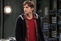 Two and a Half Men – Macht einen großen Fehler, als er Jake und Eldridge bei sich in der Firma arbeiten lässt: Walden (Ashton Kutcher) ...