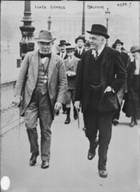Der vergiftete Frieden – Premier Lloyd George (l.) und Außenminister Arthur Balfour (r.) in Paris 1919. Sie waren maßgeblich an der Neugestaltung des Nahen Ostens, sowie der Zerschlagung des Osmanischen Reichs beteiligt.