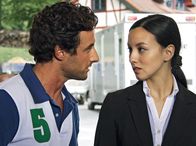Geld.Macht.Liebe – ARD GELD.MACHT.LIEBE, Folge 4, GEPLATZTE TRÄUME Uhr im Ersten. Martine (Gunther Gillian) kann nicht glauben, dass die Staatsanwältin Grace Chang (Milena Karas) ihn verdächtigt.