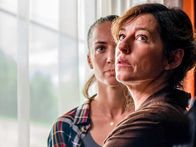 SOKO Kitzbühel – Der Liebhaber von Simone Fuchshammer (Maddalena Hirschal, l.) verhält sich zunehmend verdächtigt. Findet Nina Pokorny (Julia Cencig, r.) heraus, ob einer der beiden einen Mord begangen hat, um die eigene Untreue zu verheimlichen?