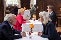 FilmMittwoch im Ersten: Altersglühen - Speed Dating für Senioren – ARD/WDR ALTERSGLÜHEN - SPEED DATING FÜR SENIOREN, Regie, Buch: Jan Georg Schütte Uhr im ERSTEN. Sergej Stern (Victor Choulman) und Martha Schneider (Hildegard Schmahl).