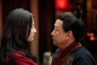 Mulan – Mulan (Liu Yifei, l.); Zhou (Tzi Ma, r.)