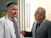 In aller Freundschaft – Prof. Simoni (Dieter Bellmann, rechts) muss Dr. Roland Heilmann (Thomas Rühmann) sagen, dass er als Kandidat für Simonis Nachfolge ausscheidet. Roland ist tief getroffen, ob dieser Ungerechtigkeit - schließlich hat sein Konkurrent Mensing seine Forschungsergebnisse gestohlen.