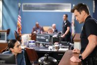 The Rookie – Nolan (Nathan Fillion) soll Lopez (Alyssa Diaz) bei ihrem Fall unterstützen. Was eigentlich nach einem Routineeinsatz klingt, entwickelt sich schnell zu einer Katastrophe.