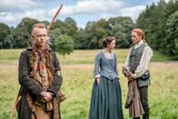 Outlander - Die Highland-Saga – (v.li.): John Bell (junger Ian Murray), Caitriona Balfe (Claire Randall Fraser), Sam Heughan (Jamie Fraser).