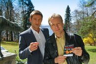 Die Rosenheim-Cops – Kommissar Sven Hansen (Igor Jeftic, l.) und Polizist Michi Mohr (Max Müller, r.) recherchieren vor Ort.