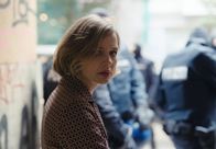 Black Box – Henrike Koch (Luise Heyer) kann kaum glauben, dass die Polizei sie im Haus festhält, obwohl sie zu einem Vorstellungsgespräch muss.