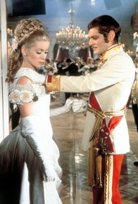 Mayerling – Das Kaiserhaus hält die Liaison zwischen Rudolph (Omar Sharif) und Maria Vetsera (Catherine Deneuve) für nicht standesgemäß.