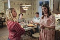 Young Sheldon – (v.l.n.r.) Mandy McAllister (Emily Osment); Georgie Cooper (Montana Jordan); George Cooper sen. (Lance Barber); Mary Cooper (Zoe Perry)