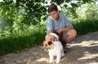 Tiere bis unters Dach – Liam (Nils Hofschneider) kümmert sich um die einsame Hündin Tinka.