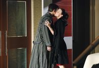 Castle – Völlig überraschend taucht Richards (Nathan Fillion, l.) Agentin Paula Haas (Debi Mazar, r.) bei ihm auf ...