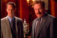 Monk – Sind vom Anblick des fettleibigen Dale Biederbeck geschockt: Lt. Randall Disher (Jason Gray-Stanford, l.) und Captain Leland Stottlemeyer (Ted Levine, r.)