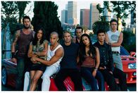 The Fast and the Furious – In der Szene ist Dominic (Vin Diesel, 3.v.l.) der ungekrönte König mit der hübschesten Freundin und den meisten Pferdestärken unter der Motorhaube. Bis eines Tages der junge Brian O'Conner (Paul Walker, 4.v.l.) auftaucht und diese Vormachtstellung gefährdet ...
