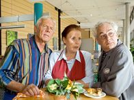 In aller Freundschaft – Ottmar (Tom Pauls, rechts) bespricht seine Zukunftspläne mit Otto (Rolf Becker, links) und Charlotte (Ursula Karusseit).