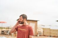 The Tourist - Irisches Blut – Der Fremde (Jamie Dornan) entdeckt ein Telefon, das er vor seinem Unfall versteckt hatte - und erhält prompt einen verstörenden Anruf.