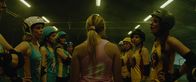 Derby Girl – Das Derby-Verbot der Stadt treibt Lola (Chloé Jouannet, M.) und das restliche Team in den Untergrund. Es entsteht ein neuer und geheimer Derby Club, der eine Menge neuer Spielerinnen anzieht. Doch der Beitritt hat seinen Preis.