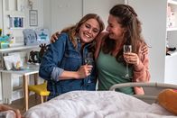 The Club – Charlie (Roos Dickmann, l.) und Kirstie (Janne Desmet, r.) besuchen eine Freundin im Krankenhaus, die Mutter geworden ist.
