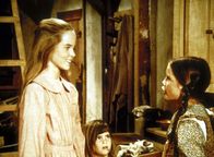 Unsere kleine Farm – Mary (Melissa Sue Anderson, l.), Laura (Melissa Gilbert, r.) und Carrie (Lindsay Sidney Greenbush, M.) überlegen, was sie ihren Eltern zu Weihnachten schenken sollen.