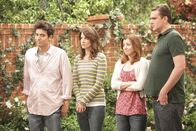How I Met Your Mother – Barneys Mutter möchte aus ihrem Haus ausziehen und er überredet Ted (Josh Radnor, l.), Marshall (Jason Segel, r.), Lily (Alyson Hannigan, 2.v.r.) und Robin (Cobie Smulders, 2.v.l.) ihm bei diesem Umzug zu helfen. Dabei wird ihnen deutlich, dass Barneys Mutter sehr beschützerisch ist, was Barney angeht und ihn bezüglich einiger Ereignisse in seinem Leben angelogen hat ...