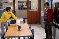 The Big Bang Theory – Howard (Simon Helberg, l.) und Raj (Kunal Nayyar, r.) versuchen zu beweisen, wer von ihnen der bessere Superheld wäre ...
