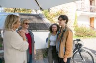 WaPo Bodensee – Bea (Virginia Olivia Obiakor, 2.v.r.) und Niklas (Noah Calvin, r.) brechen zu ihrer Fahrradreise auf und lassen die wehmütigen aber versöhnten Nele (Floriane Daniel) und Mechthild (Diana Körner, l.) zurück.