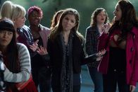 Pitch Perfect – Als "The Barden Bellas" stellen sich Lilly (Hana Mae Lee, l.), Fat Amy (Rebel Wilson, 2.v.l.), Cynthia Rose (Ester Dean, 3.v.l.), Beca (Anna Kendrick, 3.v.r.) und Stacie (Alexis Knapp, r.) ihren härtesten Konkurrenten den "Treblemakers" entgegen ...