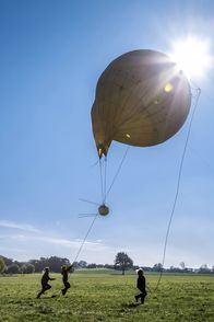 Sputnik – Friederike (Flora Li Thiemann), Jonathan (Luca Johannsen) und Fabian (Finn Fiebig) versuchen den Ballon zu halten.