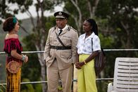 Death in Paradise – Catherine Bordey (Elizabeth Bourgine, l.) rätselt zusammen mit dem Polizeichef Selwyn Patterson (Don Warrington, M.) und Naomi Thomas (Shantol Jackson, r.) über das Motiv der Leiterin des Kinderheims, einen ehemaligen Bewohner zu ermorden.