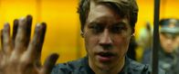 Boy 7 – Sam (David Kross) wird an einem U-Bahnhof von Polizisten festgehalten.