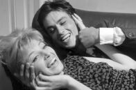 Liebe 1962 – Getrieben von einem gemeinsamen Gefühl der Verlorenheit suchen Piero (Alain Delon) und Vittoria (Monica Vitti) Nähe und lassen sich aufeinander ein.