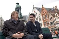 Brügge sehen ... und sterben? – Die irischen Auftragsmörder Ken (Brendan Gleeson, li.) und Ray (Colin Farrell, re.) machen im belgischen Brügge gute Miene zum bösen Spiel.