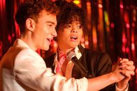 It's a Sin – Ritchie (Olly Alexander) lässt sich von der Angst vor dem Virus nicht abschrecken. Gemeinsam mit Jill (Lydia West) und seinen anderen Freunden feiert er munter weiter und geht ein großes Risiko ein.