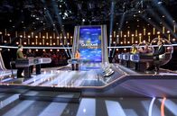 Quizduell - Olymp – Moderatorin Esther Sedlaczek (M.) mit den Kandidat:innen des Teams "Kamera": Dem Schauspieler Jörg Hartmann (l.) und der Schauspielerin Aylin Tezel (2.v.l.), sowie dem Quizduell-Olymp-Rateteam: Marie-Louise Finck (3.v.r.), Eckard Freise (2.v.r.) und Thorsten Zirkel (r.).