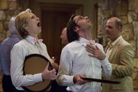 Party Down – Constance Carmell (Jane Lynch, l.); Roman DeBeers (Martin Starr, r.)