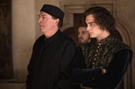 Die Puppenspieler - Aus dem Feuer – Richard (Samuel Schneider, re.) begleitet seinen Ziehvater Jakob Fugger (Herbert Knaup) nach Italien.