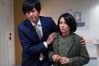 Das Haus am Hang – Ihr Mann Yoichiro (Seiichi Tanabe) versucht, Risako (Ko Shibasaki) gegen ihren Willen in die Psychiatrie einzuweisen.